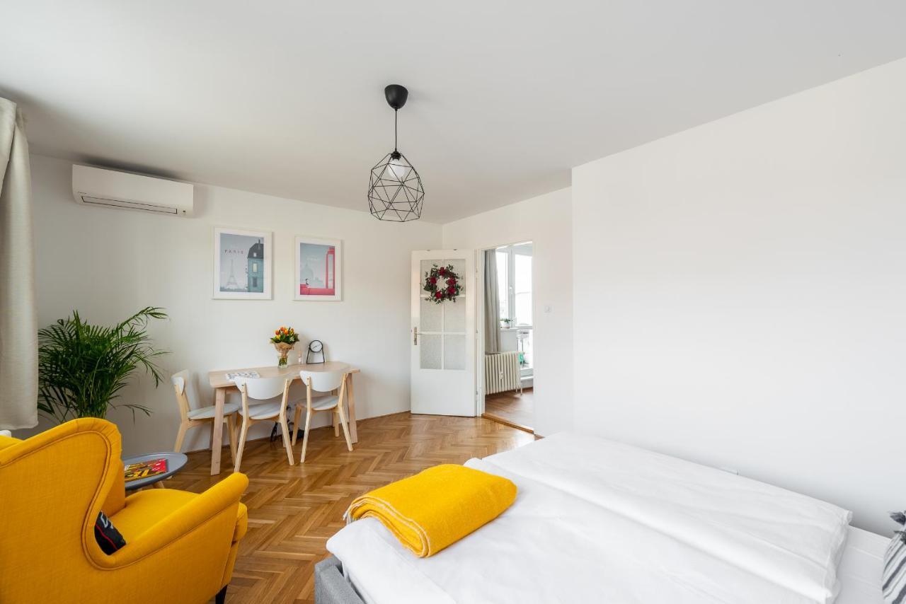 Appartement Bright Charming With Terrace, Parking & Airco.